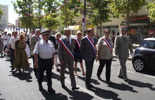 Défilé dans le centre ville, ici le député-maire avec des élus et des autorités. 