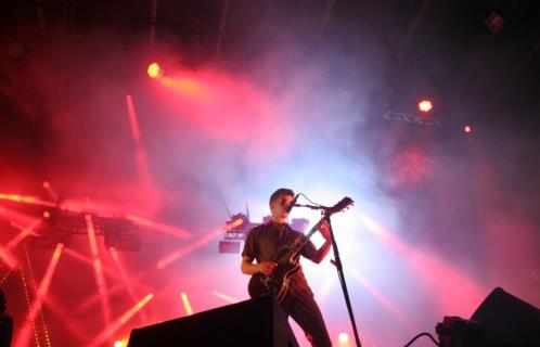 Arctic Monkeys joue un rock intense et puissant
