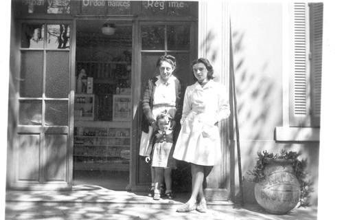 Denise Thée avec l'une de ses filles et sa préparatrice devant la Pharmacie provençale de l'après-guerre.
 