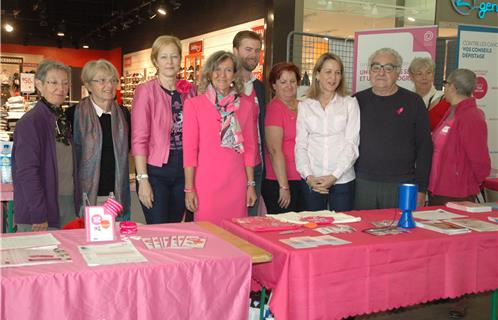 Au centre Olivier Andreau, délégué à la santé, Françoise Aubry, directrice du pôle santé et Claude Goerger, coordinatrice opérationnelle des ateliers santé-ville, entourés à gauche par Pascale, membre de la CAMI, et des amis et membres des associations, à droite par Marie-Dominique Harmel et M. Paillard de la Ligue Contre le Cancer.