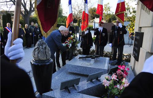 Dépôt de gerbe par Messieurs Frammery  (vice Président) et Jacques Bayze.