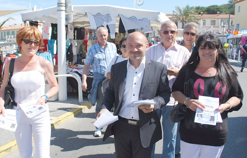 Frédéric Boccaletti sur le marché du Brusc avec son équipe de campagne et sa suppléante.