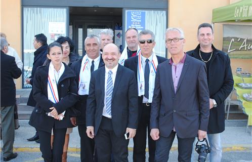 Le candidat FN avec une partie de ses colistiers sur le marché du Brusc