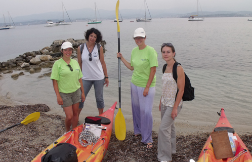 Paule Zucconi avec l'équipe de l'Atelier Bleu:  Lisa Bernardin, Marie Forissier et Lucie Soler du côté des Embiez