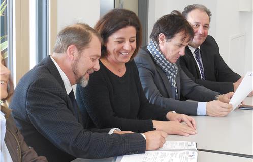 Signature de la convention par Philippe Guinet (élu à l'environnement) et Catherine Rossi (MIAJ).