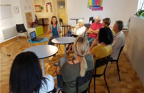 La conseillère donne ses premières informations. 