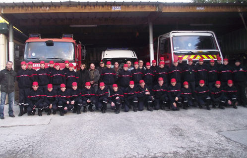 Les bénévoles réunis avant le départ: Sanary Solidarité Secours, Jeunes Sapeurs Pompiers, Lions Club.