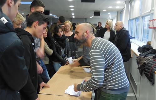 Denis Maïnetti distribue leur chèque aux jeunes.