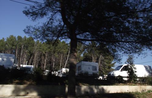 Des caravanes installées au parking face au jardin d'hiver.