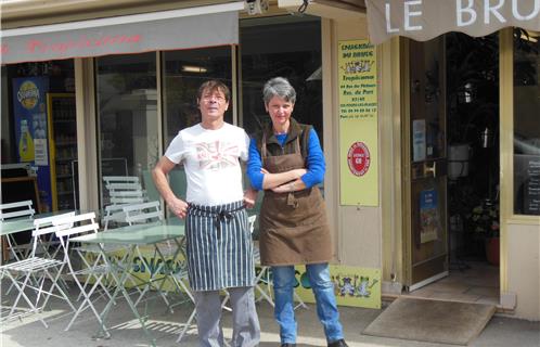 Cécile la fleuriste et Camille du Snack commerçants de la rue des pêcheurs