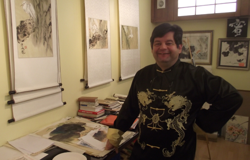 Didier Degonon enseigne la calligraphie dans une pièce aménagée au bas de son magasin "Le sabre et le pinceau".