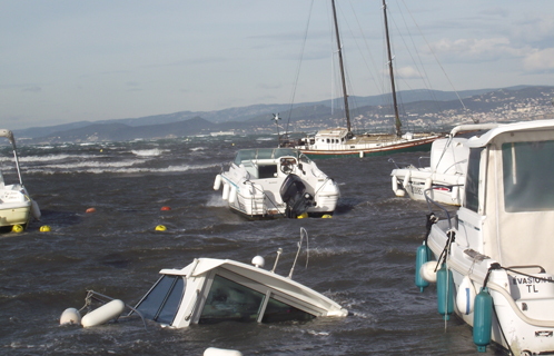 La tempête a fait d'importants dégâts et plusieurs bateau ont coulé.
