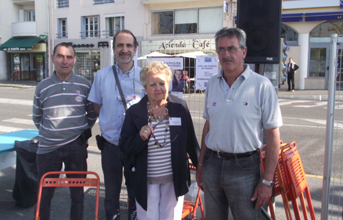 Denise Routaboul, présidente de la délégation de Sanary de la Ligue contre le cancer avec des bénévoles.