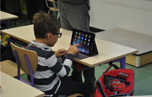 Un élève concentré sur sa tablette numérique dernière génération.