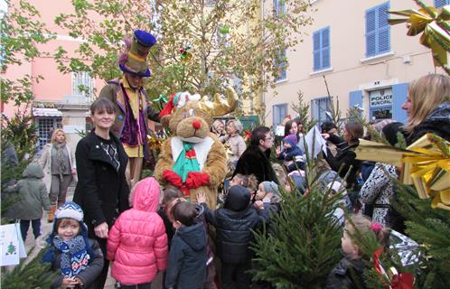 Chaque classe de chacune des cinq établissements scolaires de la ville a décoré son sapin dans la Forêt des Enfants