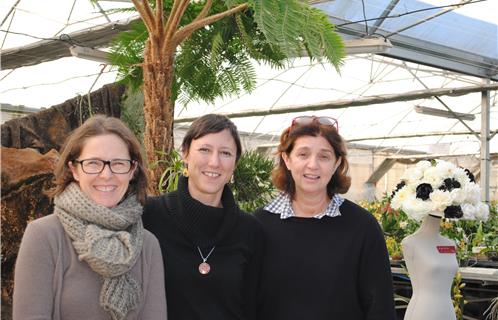 Hélène Jacq entourée de Frédérique Guédon-Hinden (à g.)  et  de Florence Desgrées du Loû