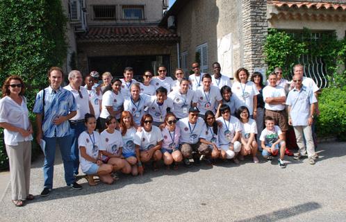 Ici des membres du Lions club de Six-Fours et du district avec les jeunes des différents pays devant la mairie de Six-Fours.