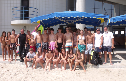 Henri Bruno avec des encadrants et des jeunes du centre