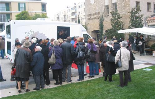 Tout le monde était invité à visiter le bibliobus.