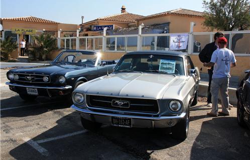 Deux modèles qui représente la Mustang telle que l'on pu la voir dans des films mythiques.