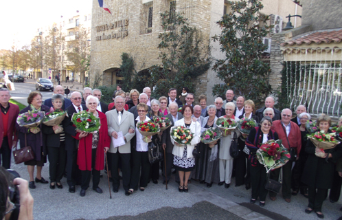 17 couples conviés en mairie pour recevoir médailles, diplômes et fleurs.