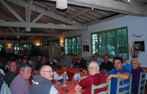 Mardi midi à l'auberge du Mont Salva, anciens et actuels pêcheurs rassemblés.