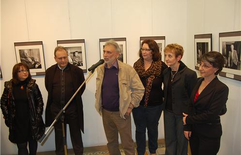 Henri Chich a créé une Première avec cette exposition. Il est entouré de gauche à droite, de Laurence Pouget, du représentant de l'union régionale, de Mmes Ducasse et Cayol et de Roselyne Toutalian. 