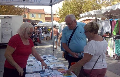 L'adjointe au quartier du Fort Christiane Giordano renseigne les passants.