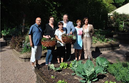 Dominique Ducasse et Patrick Perez avec les paniers de légumes. Ils entourent Caty Eutrope la responsable des restos du coeur de Six-Fours. Ils sont accompagnés de deux bénévoles ainsi que de Mireille Lamorinière (à droite) directrice du CCAS.