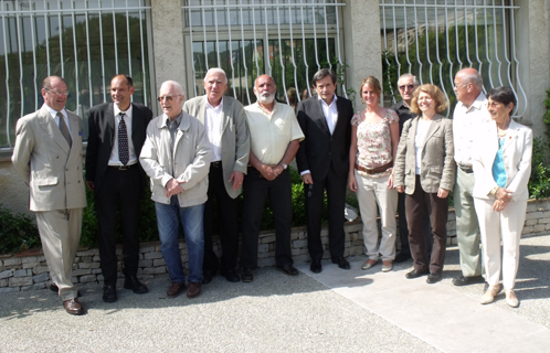 Jean-Sébastien Vialatte entouré de Johanna et d'Henri Bruno. A leurs côtés, la famille d'accueil, des membres du bureau, Joseph Mulé et Yves Draveton