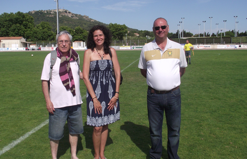 R. Suire des enfants de la balle FC, Madame Radison du "Sourire de Lucie" et T.Pinet président du Six-Fours le Brusc FC.