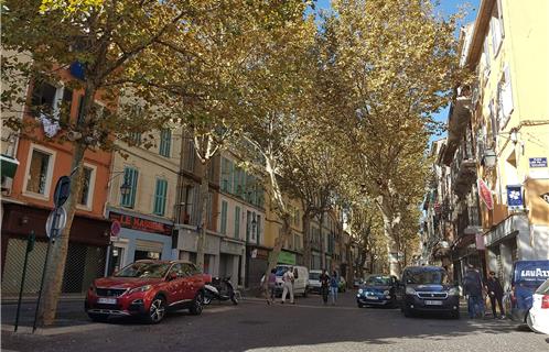 Le lundi, la place est vide, le marché n'existe pas. Le travaux pourront se faire sans dérangement. 