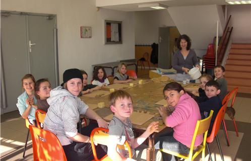 Les enfants du centre aéré des Roches brunes en pleine préparation du Carnavalesque