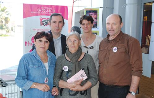 Cathy(à gauche) entourée des bénévoles. En arrière plan les gérants de Carrefour Market.