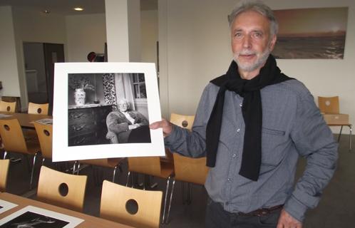 Henri Chich avec une des photos primées de Laurence Pouget.