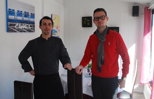 Le Riviera III a ouvert, à gauche Benoît (chef de cuisine) et Pierre (gestionnaire). 