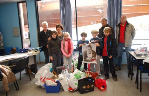 La directrice de l'école Jean-Michel Cousteau et des élèves ont remis la collecte aux bénévoles des Restos du Coeur.