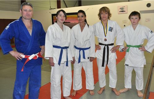 Hector MARINO et ses quatre élèves distingués aux derniers championnats du Var.
 
