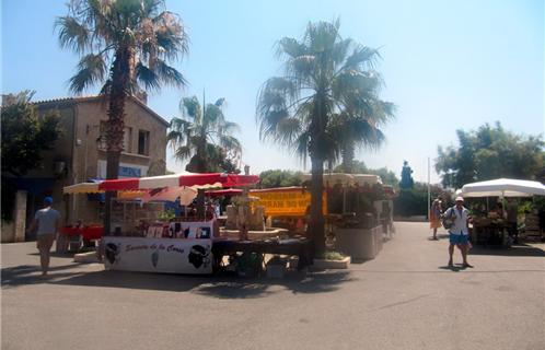 le marché provençal des Embiez est organisé sur la place principale de l'île