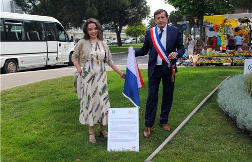 Jean-Sébastien Vialatte et Catherine De Mitry dévoilent la plaque commémorative devant le jardin du Oui
