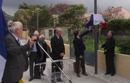 Dévoilement de la plaque de l'allée du centre paroissial Jean-Paul II lundi matin.