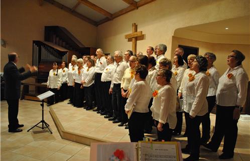 Les choristes de la chorale Ensemble polyphonique d'Ollioules ayant ouvert le bal lors de la représentation.