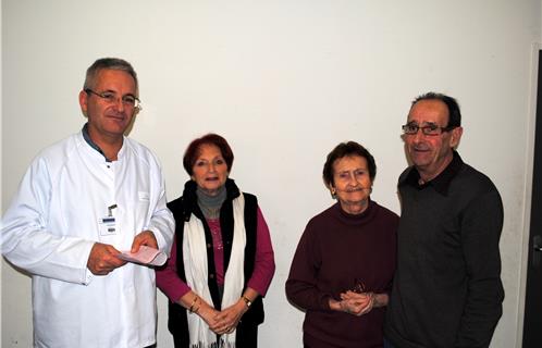Le Docteur Bianco de l'EFS, la présidente de l'Amicale Micheline Cotier (3ème à gauche) entourée de bénévoles