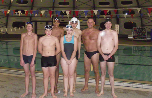 Premier groupe des Jeunes sapeurs pompiers à se prêter aux joies de la natation de 20h à 23h en compagnie de leur encadrant Alain Pecorino.