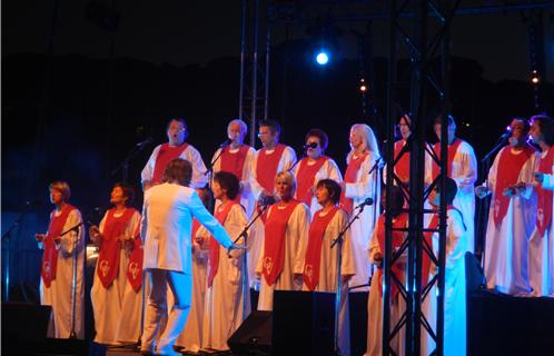 Dix huit chanteurs accompagnés au piano pour un spectacle vocal d'une beauté naturelle