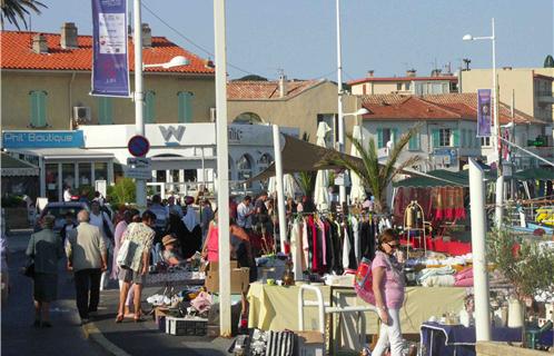 Plus d'une centaine de personnes étaient venue vendre sur le port du port du Brusc où se tenait le vide-greniers du Kiwanis.  