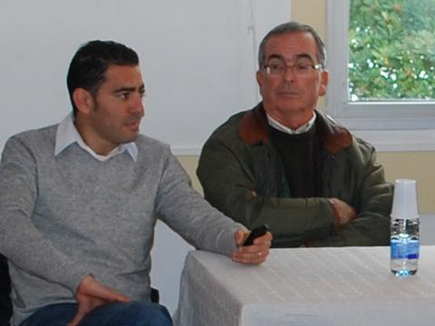 Dans le cadre de l‘assemblée générale de l’APPB, monsieur Caillet, Adjoint au Maire (à droite) et monsieur Chihaï, capitaine du Port (à gauche) répondent à quelques questions concernant le projet de rénovation du port du Brusc.