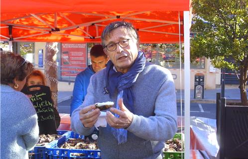 Le maire Jean-Sébastien Vialatte apprécie les huîtres de Tamaris ayant reçu la médaille d'argent au Salon de l'agriculture de février 2017