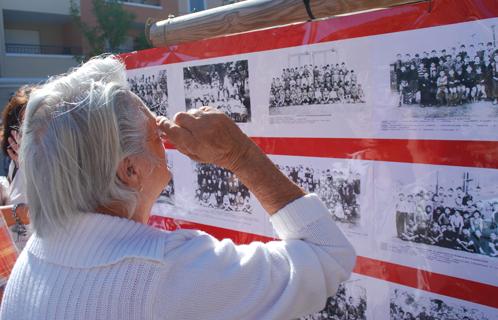 Des photos anciennes exposées.