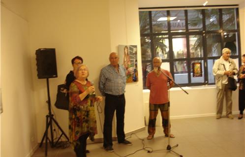 Vernissage vendredi soir avec Arlette Bernard (à g), la directrice de la galerie Castillon 